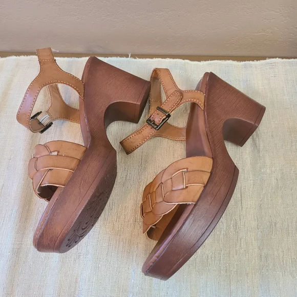 BOC Tan Platform Sandals - Picture 3 of 6
